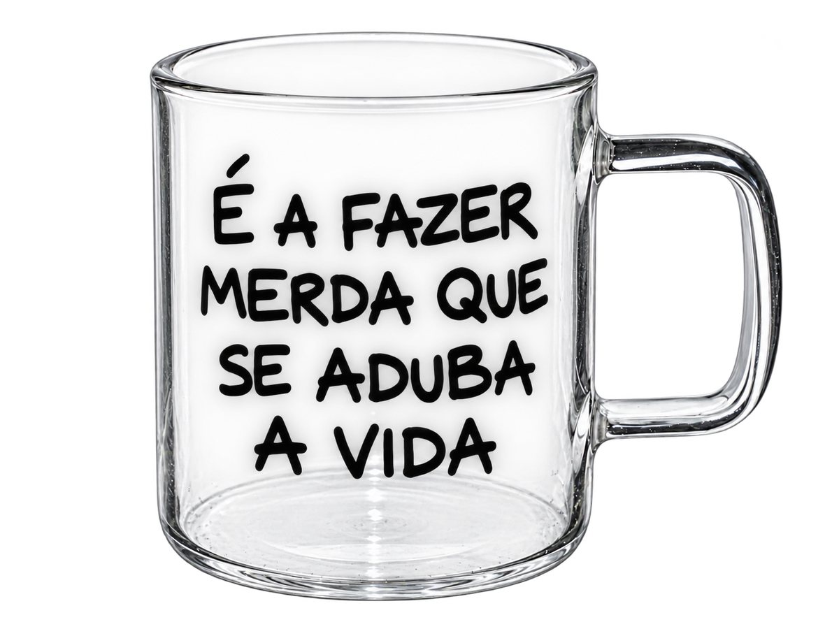 Chávena de Vidro “É a fazer merda que se aduba a vida”