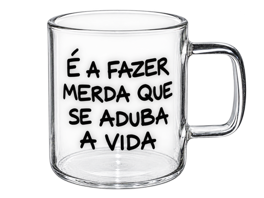 Chávena de Vidro “É a fazer merda que se aduba a vida”