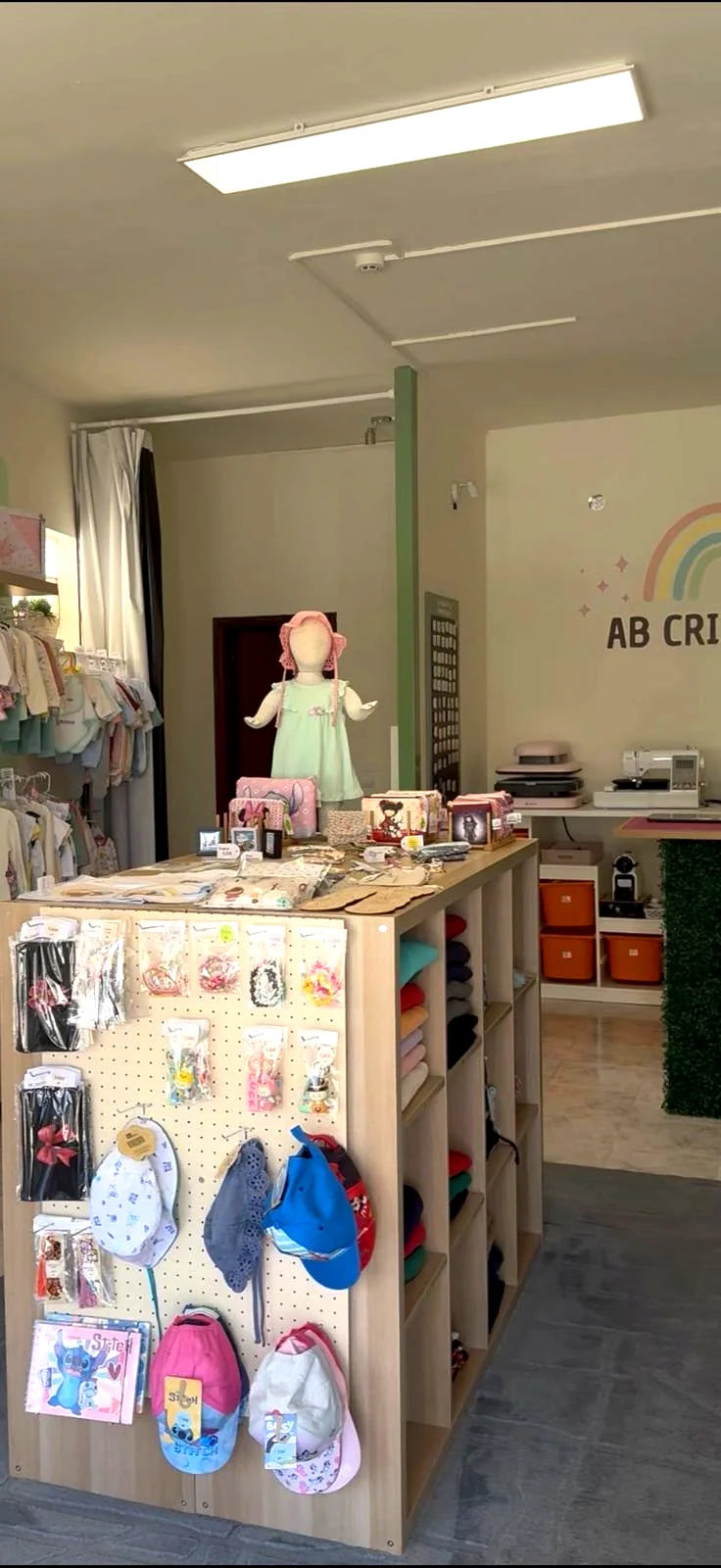 Exposição de roupa infantil e acessórios